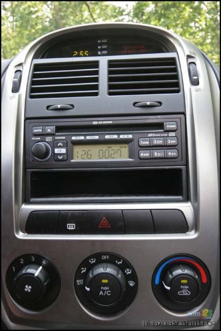 2006 Kia Spectra5 EX Sport (Photo: Philippe Champoux, Auto123.com)