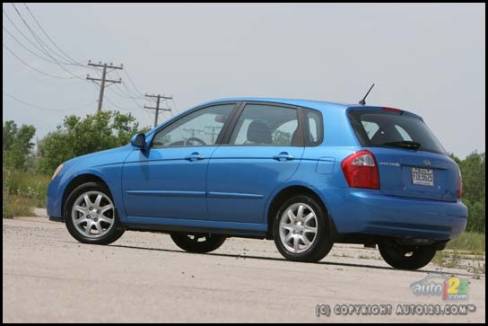 Kia Spectra5 EX Sport 2006 (Photo: Philippe Champoux, Auto123.com)