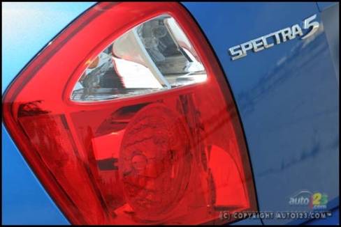 Kia Spectra5 EX Sport 2006 (Photo: Philippe Champoux, Auto123.com)