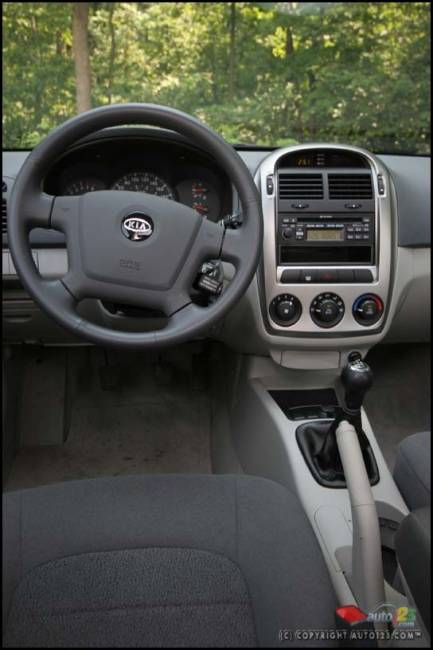 Kia Spectra5 EX Sport 2006 (Photo: Philippe Champoux, Auto123.com)