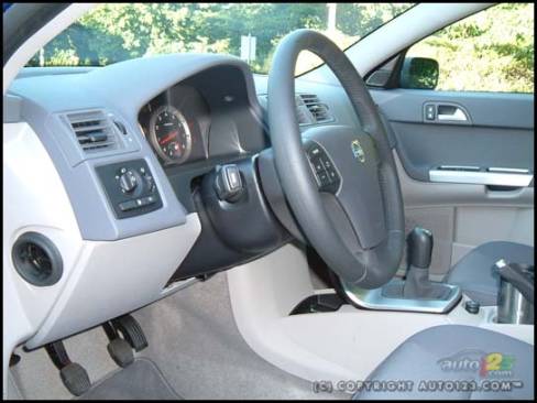2006 Volvo S40 2.4i (Photo: Rob Rothwell, Auto123.com)