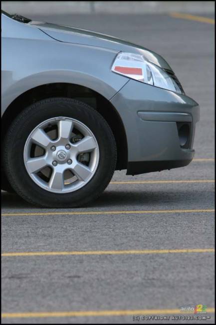 2007 Nissan Versa 1.8 SL (Photo: Philippe Champoux, Auto123.com)
