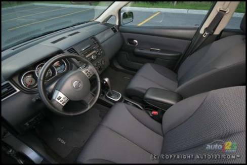 2007 Nissan Versa 1.8 SL (Photo: Philippe Champoux, Auto123.com)