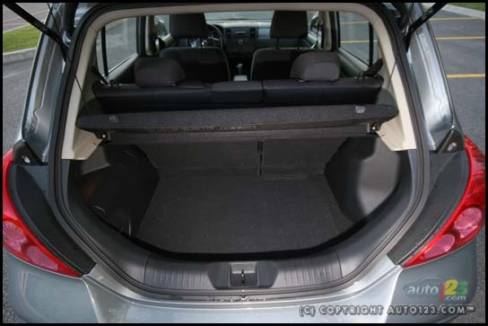 2007 Nissan Versa 1.8 SL (Photo: Philippe Champoux, Auto123.com)