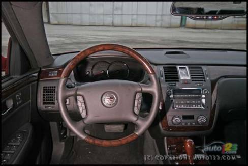 Cadillac DTS 2006 (Photo: Philippe Champoux, Auto123.com)