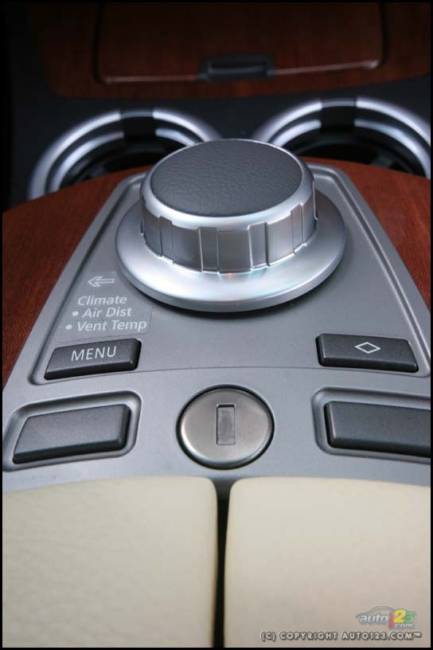 2006 BMW 750Li (Photo: Philippe Champoux, Auto123.com)