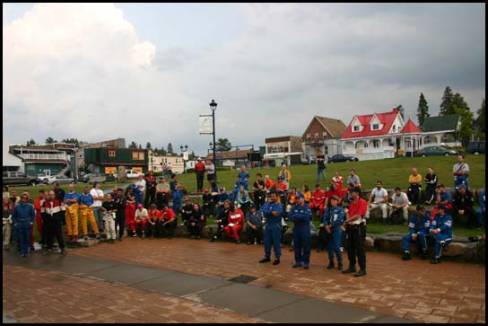 Tous les pilotes et navigateurs sont attentifs aux consignes de la part des officiels du rallye. Une pluie légère tombe sur Ste-Agathe-des-Monts.