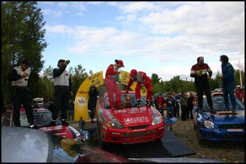 Les trois équipes sur le podium s'apprêtent a s'asperger de champagne, coutume oblige.