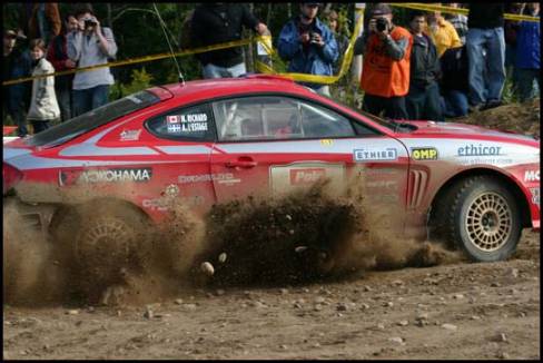Dernier passage de la voiture gagnante dans la spéciale Duhamel, quelques minutes avant la fin du Défi 2006.