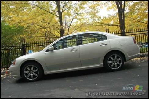 2007 Mitsubishi Galant Ralliart (Photo: Philippe Champoux, Auto123.com)