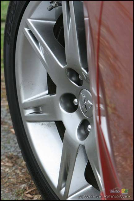 2007 Mitsubishi Galant Ralliart (Photo: Philippe Champoux, Auto123.com)