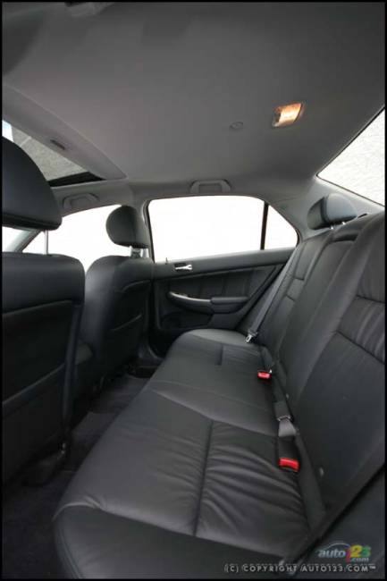 2006 Honda Accord Hybrid (Photo: Philippe Champoux, Auto123.com)