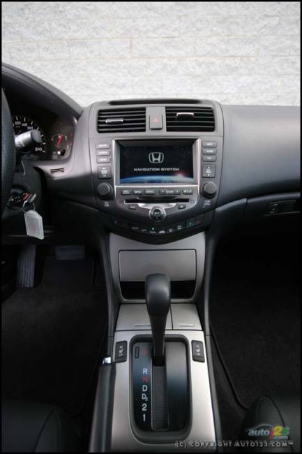 2006 Honda Accord Hybrid (Photo: Philippe Champoux, Auto123.com)