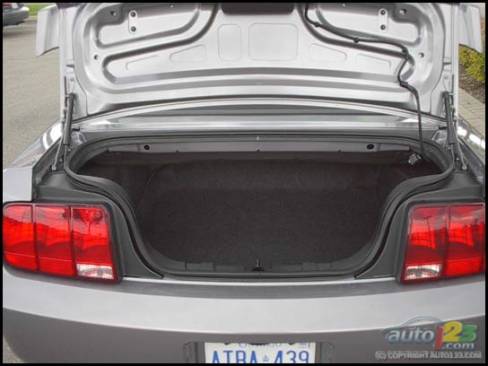 2006 Ford Mustang GT Convertible (Photo: Kevin Corrigan, Auto123.com)