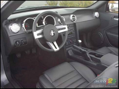2006 Ford Mustang GT Convertible (Photo: Kevin Corrigan, Auto123.com)