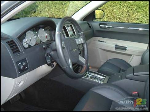 2006 Chrysler 300C SRT8 (Photo: Rob Rothwell, Auto123.com)