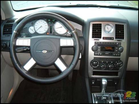 2006 Chrysler 300C SRT8 (Photo: Rob Rothwell, Auto123.com)