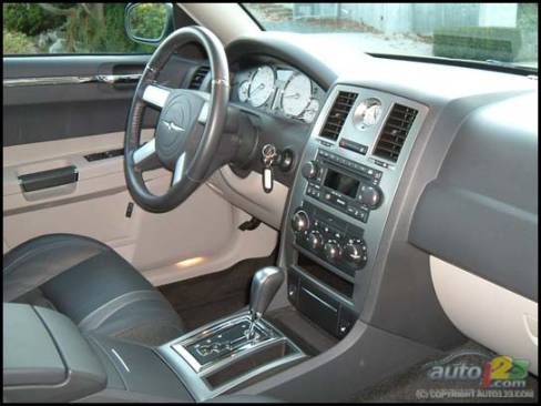 2006 Chrysler 300C SRT8 (Photo: Rob Rothwell, Auto123.com)