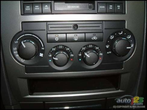 2006 Chrysler 300C SRT8 (Photo: Rob Rothwell, Auto123.com)