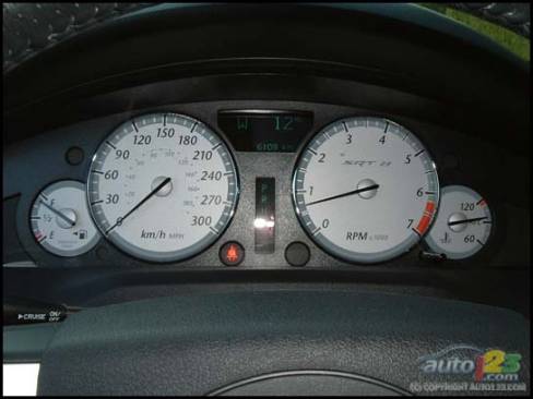 2006 Chrysler 300C SRT8 (Photo: Rob Rothwell, Auto123.com)