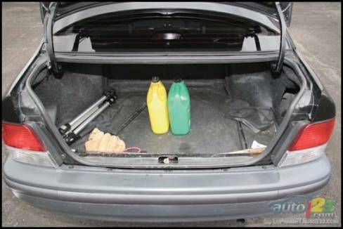 1999 Toyota Tercel (Photo: Philippe Champoux, Auto123.com)