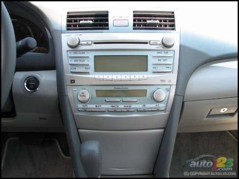 Toyota Camry hybride 2007 (Photo: Michel Deslauriers, Auto123.com)