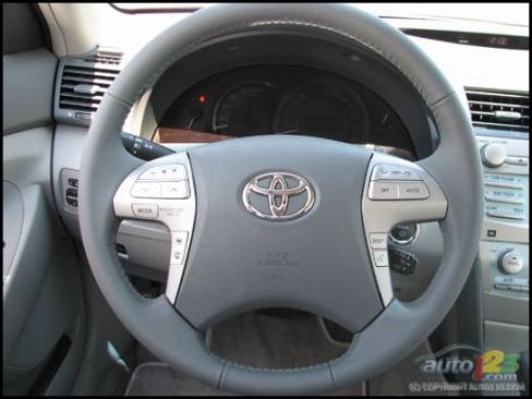 Toyota Camry hybride 2007 (Photo: Michel Deslauriers, Auto123.com)