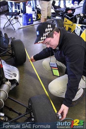Durant l'inspection technique, rien n'est laissé pour compte, et chaque pièce doit répondre aux stricts règlements de la Formule SAE.