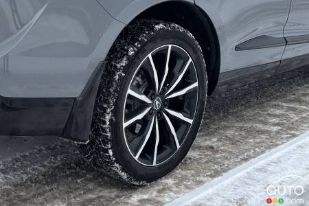 Honda avait équipé son VUS Acura RDX de presse de pneus Continental IceContact