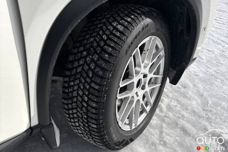 J’ai pu essayer les nouveaux Pirelli Ice Friction sur un Rogue lors de la présentation de ses pneus d’hiver l’hiver dernier à ICAR