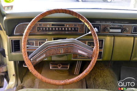Lincoln Town Car Continental 1975, intérieur