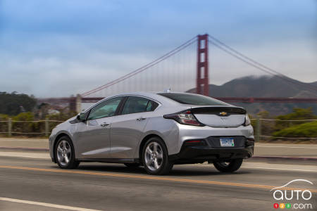 Vue 3/4 arrière de la Chevrolet Volt 2016