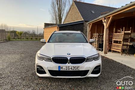 2022 BMW 330e Touring, front