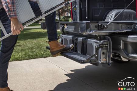 Steps on the tailgate of the 2021 Chevrolet Silverado