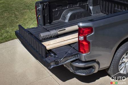 2021 Chevrolet Silverado, Multi-Flex tailgate with load