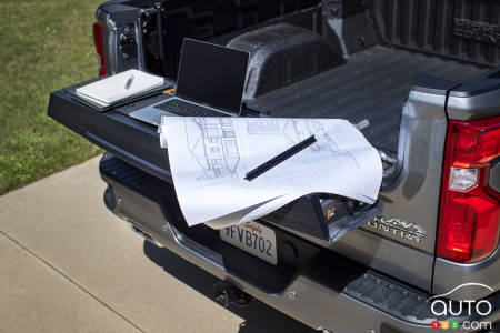 2021 Chevrolet Silverado, Multi-Flex tailgate