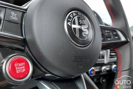 2021 Alfa Romeo Giulia Quadrifoglio, steering wheel