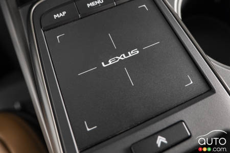 Lexus IS 300 2021, pavé tactile