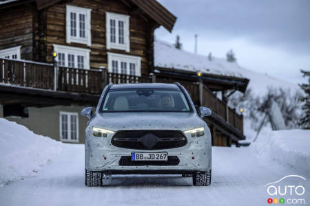 Prototype of the 2023 Mercedes-Benz GLC, front
