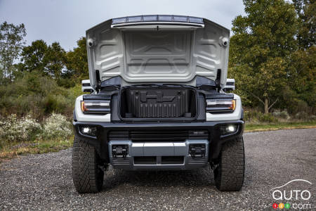 2022 GMC Hummer, hood open