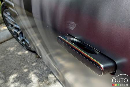 2023 Genesis G90, door handle