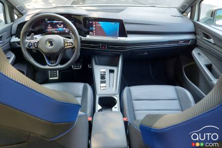 2022 Volkswagen Golf R, interior