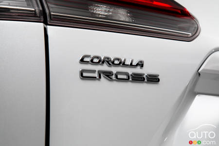 Toyota Corolla Cross, badging