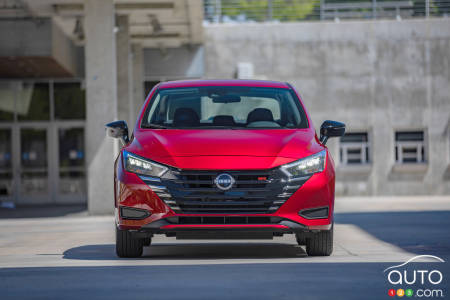 Nissan Versa, rouge