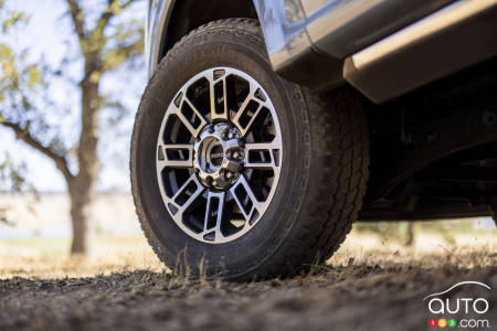 Le Ford Super Duty F-350 Limited 2023, avec des pneus Bridgestone Dueler