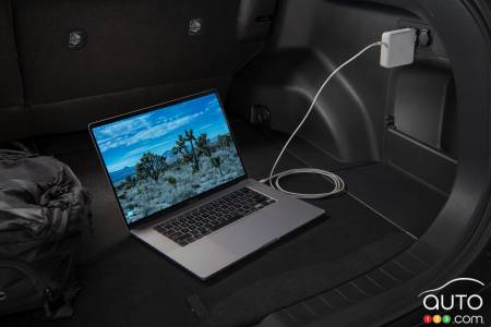 Toyota RAV4 hybride Woodland 2023, prise d'électricité dans le coffre