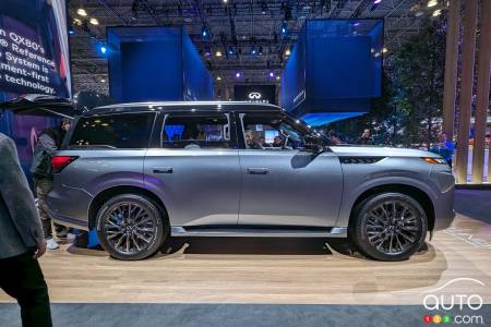 Infiniti QX80 2025, de profil