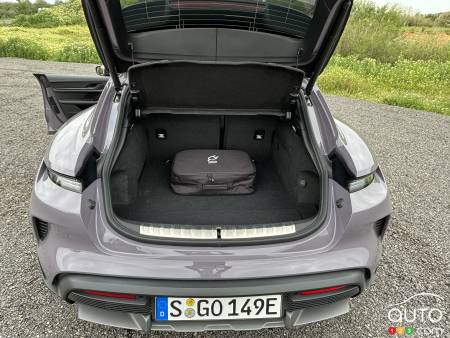 2025 Porsche Taycan, trunk