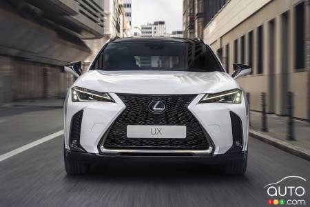 Lexus UX 300h 2025 de couleur blanche