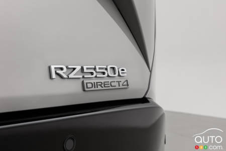 Lexus 550e 2026, badging